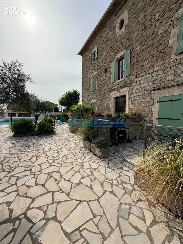 CANAULES ET ARGENTIERES, dans une maison en pierres de  caractère, appartement T3 de 80 m2 en RDC avec terrass - photo 8