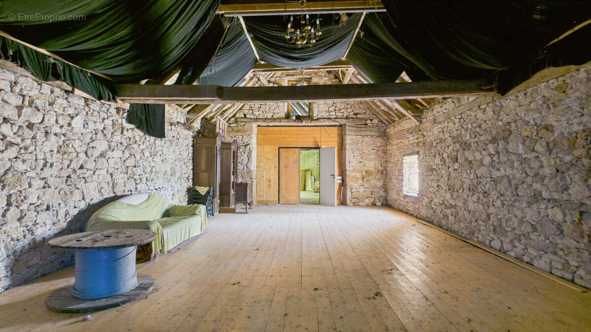 Maison de caractère de 200 m² avec dépendances et terrain de 6 800 m² - photo 9