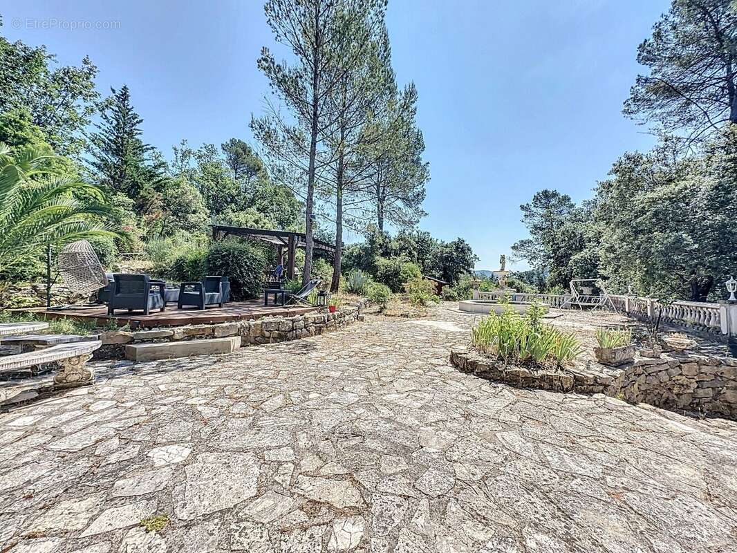 Maison à MEOUNES-LES-MONTRIEUX