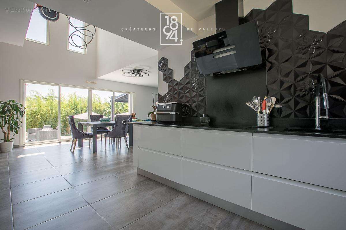 Maison À Vendre T6 Marseille 13011  Eoures  180m²  Piscine chauffée  Jacuzzi  Jardin paysagé  Salle de cinéma - photo 8