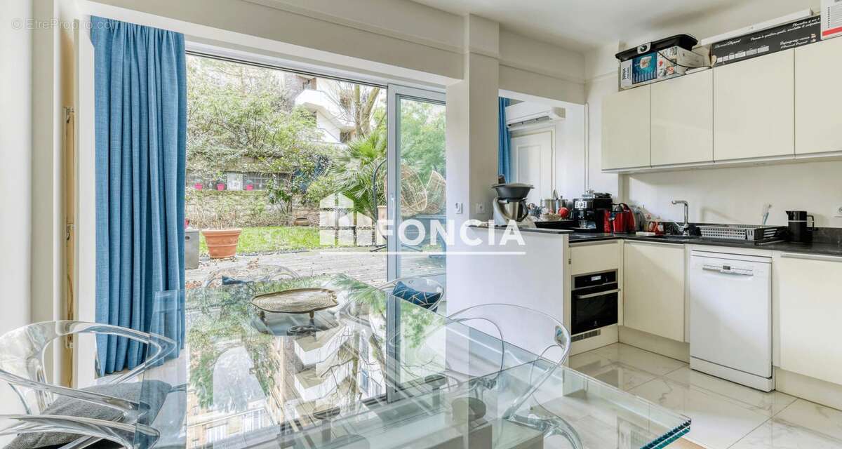 Appartement à PARIS-16E