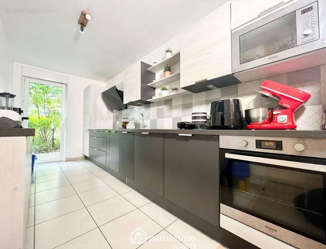 Cuisine ouverte de qualité entièrement équipée donnant sur la deuxième terrasse - Appartement à MALAKOFF