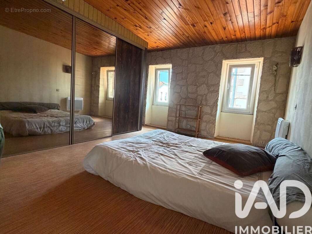 Maison 103 m² à Saint-Yzan-De-Soudiac  - photo 9