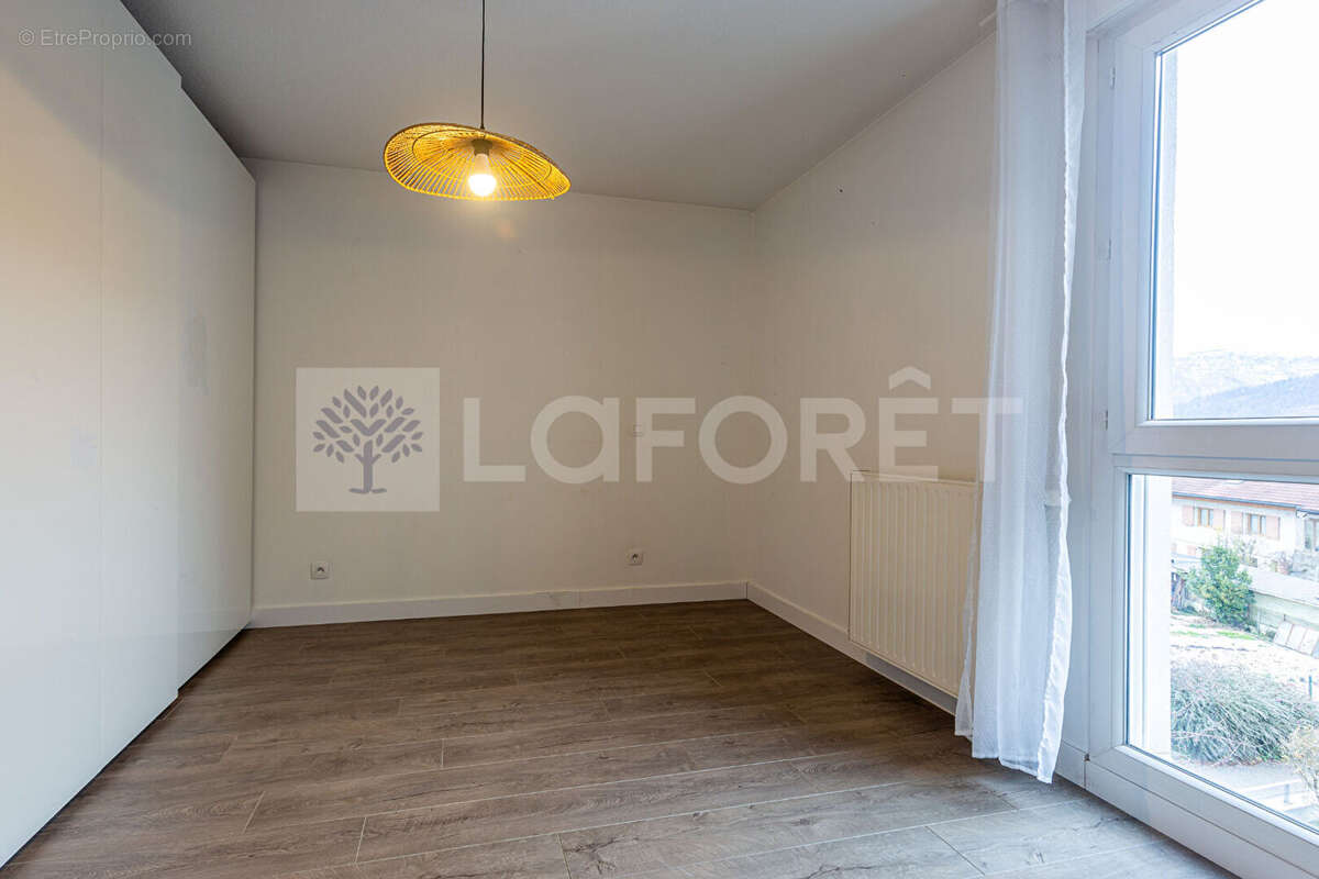Agence immobiliere laforet - "carex" - annecy - seynod - appartement traversant t3 de 68m² - cave - balcon - photo 8