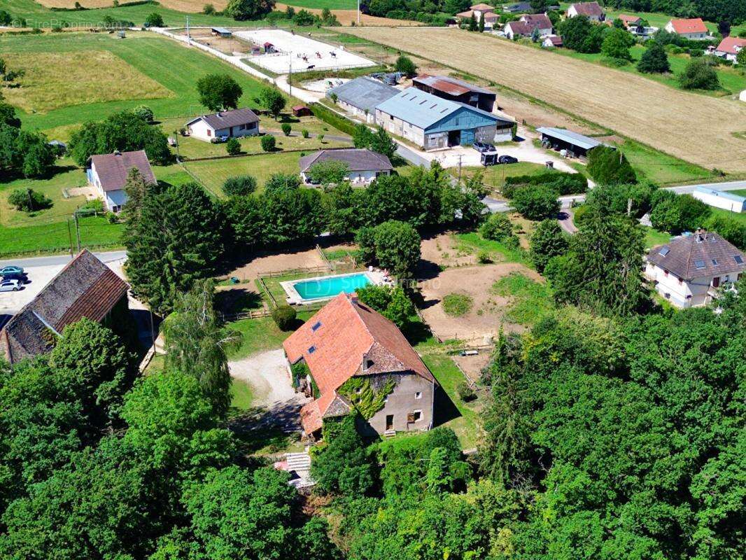 Centre équestre + demeure de caractere. domaine d'exception aux portes de besancon. potentiel touristique - photo 2