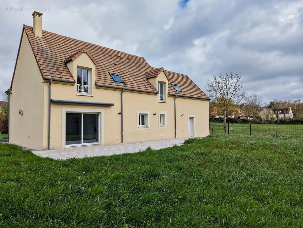 Maison à LA QUEUE-LES-YVELINES