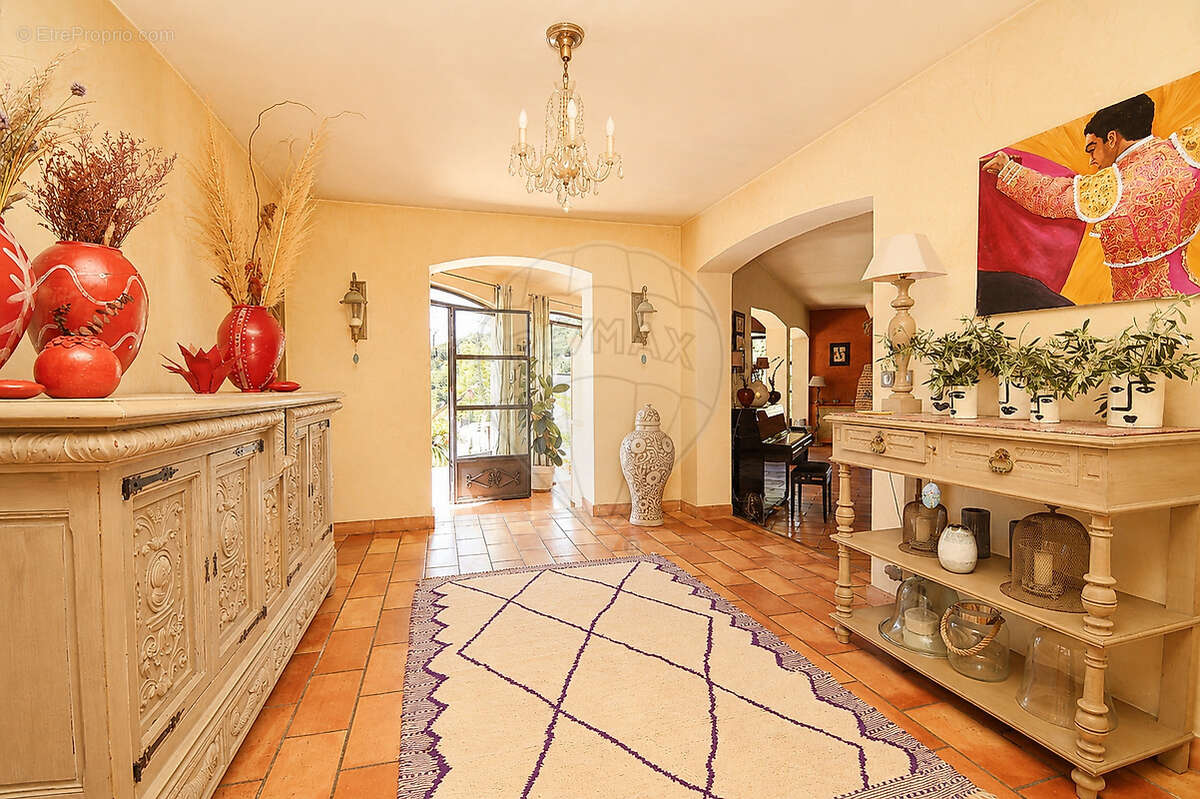 Maison à LA ROQUETTE-SUR-VAR