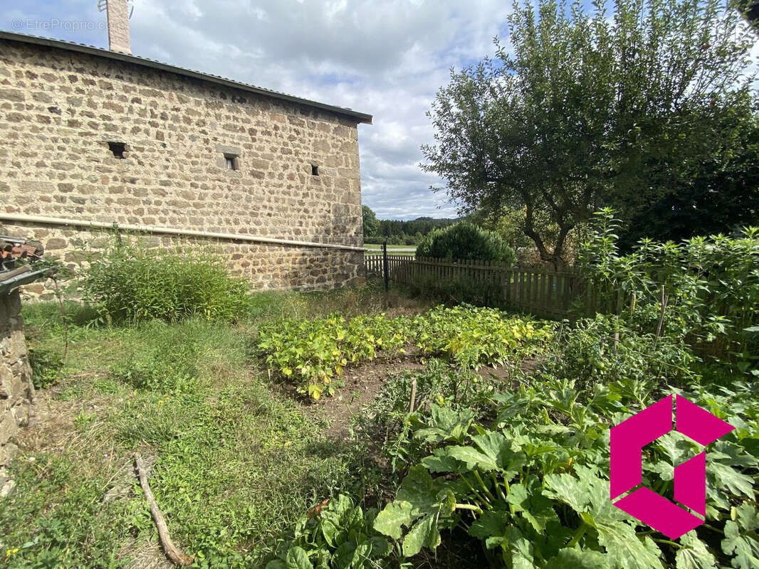 Maison à SAINT-ROMAIN-LACHALM