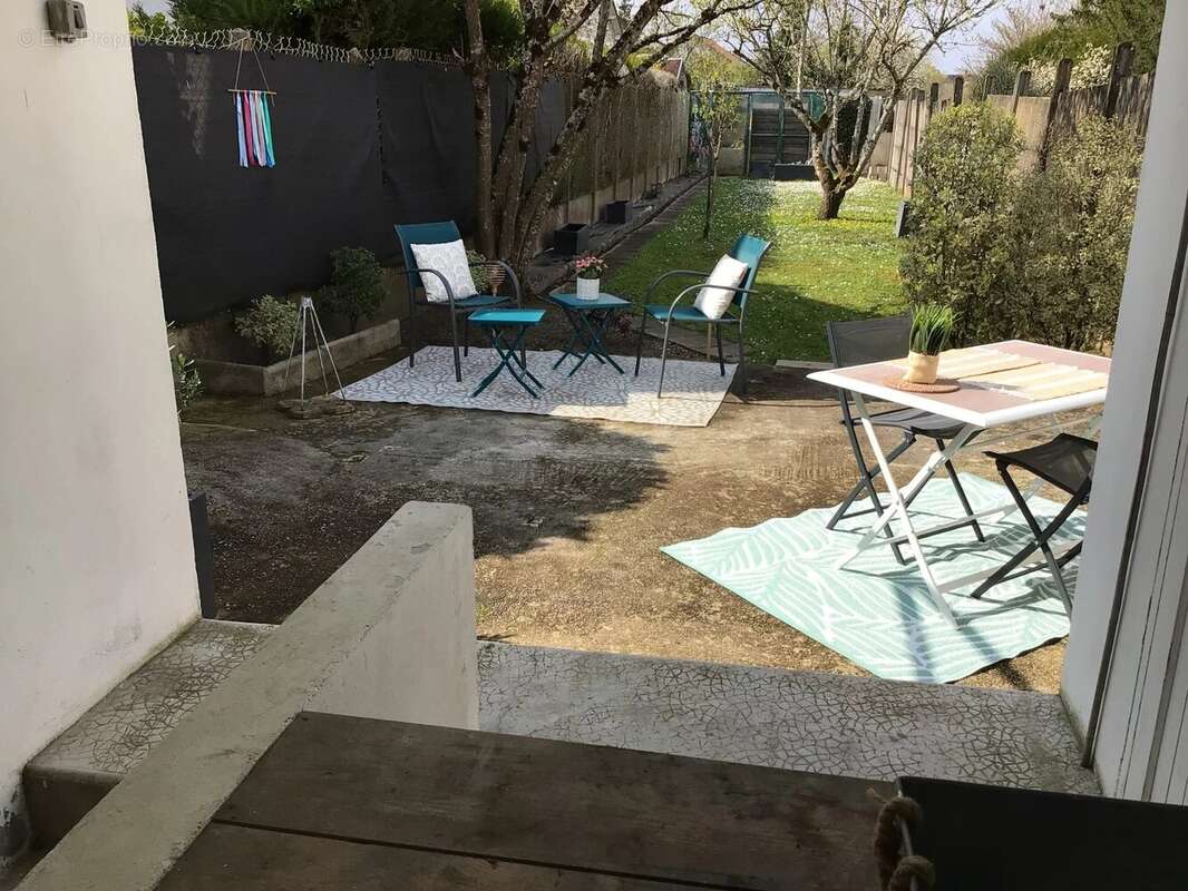 Maison à VENEUX-LES-SABLONS