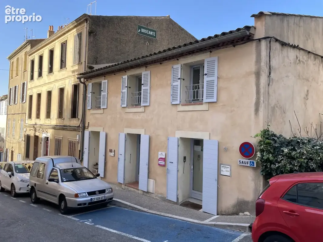 EXCLUSIVITE Immeuble de 450 m2, avec garages, au coeur du village de BORMES - photo 2