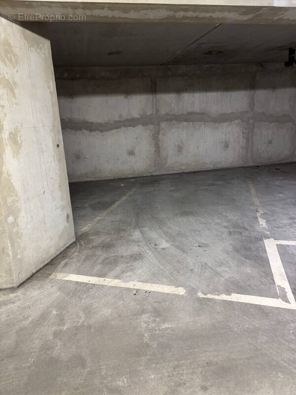 Parking à SAINT-LAURENT-DU-VAR