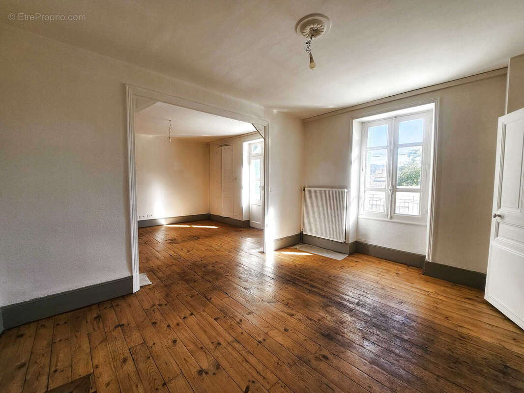 Maison à SAINT-LAURENT-DU-PAPE