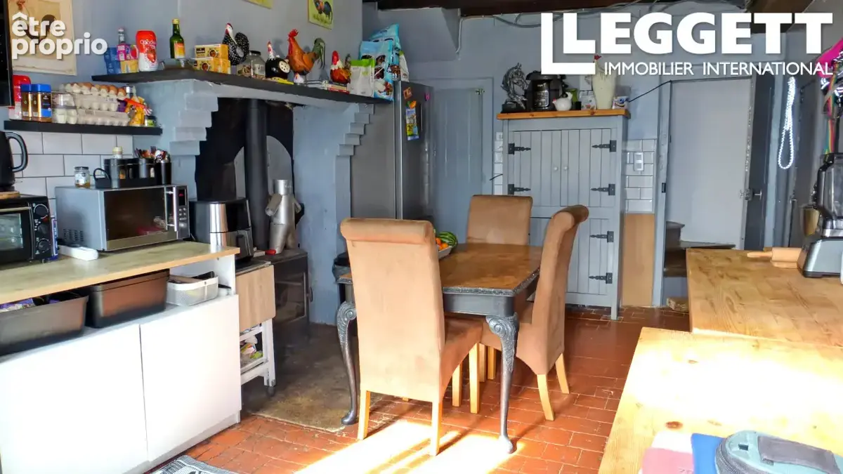 Propriété avec 2 ou 3 chambres, 2 granges (dont l'une comprend 6 boxes) et un terrain pour chevaux - photo 3