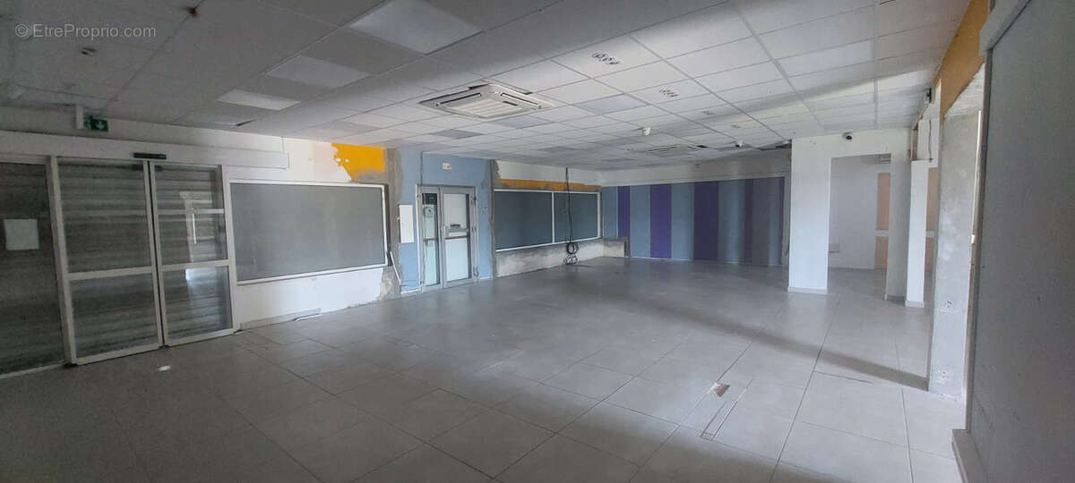 Local spacieux et lumineux avec vitrine dans une zone d'activité - photo 5
