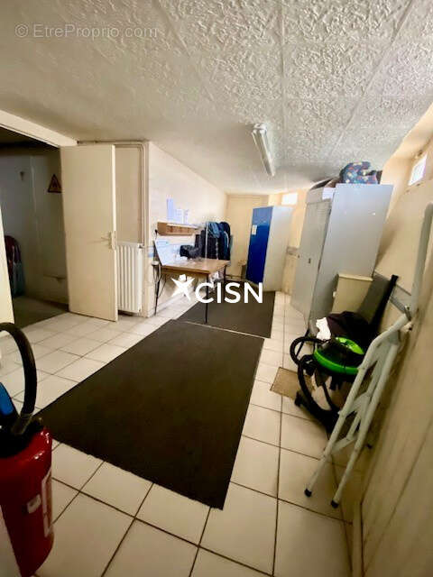 Entre Mairie et front de mer local d'activité avec appartement . - photo 3