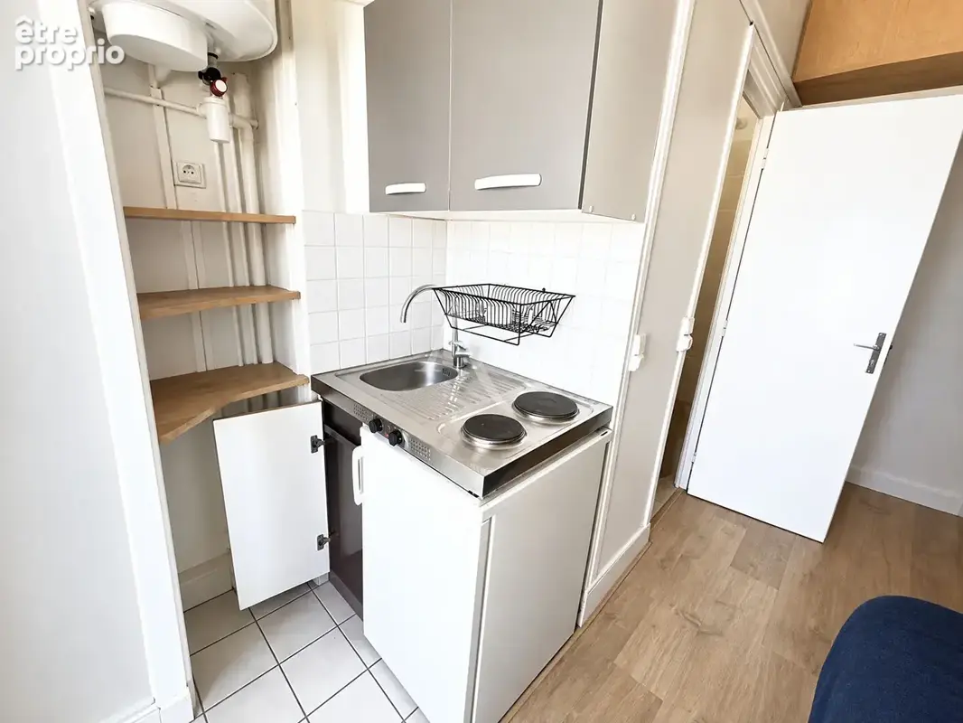 Studette Occupée -Paris 11e -Rue Camille Desmoulins / Place Léon Blum - photo 2