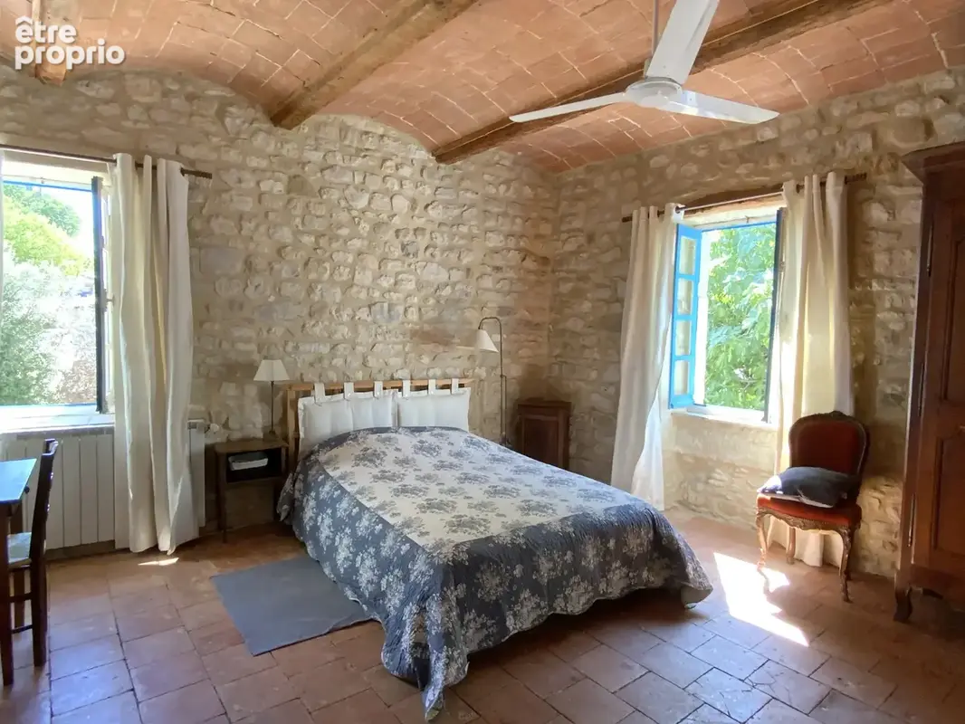 Charmante propriété en pierre offrant un cadre de vie rare au cœur d’un charmant village avec commerces. - photo 6