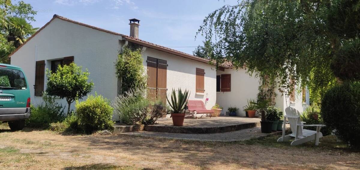 Maison de plain-pied, garage et jardin à vendre à Rioux (17) - photo 2
