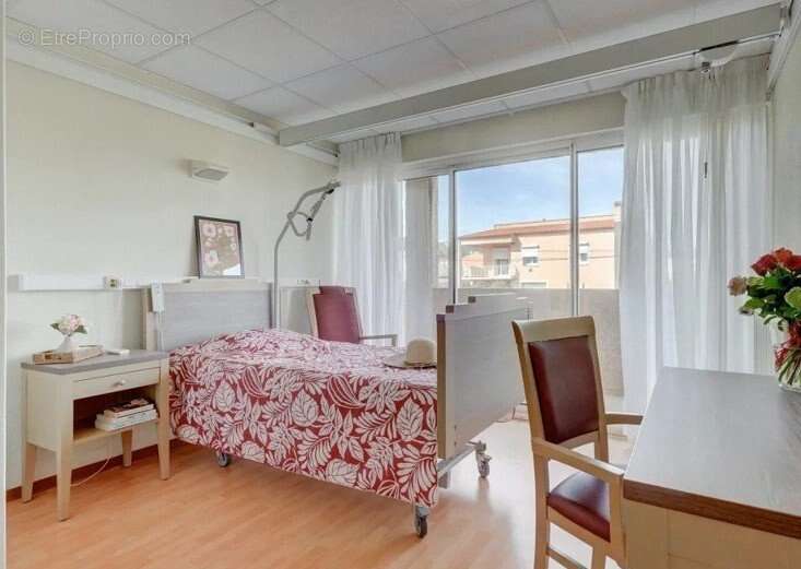 INVESTISSEMENT LOCATIF  Châteauneuf-les-Martigues  Résidence Ehpad Les Jardins de Valtrède - 6.03% de rentabilité - photo 2