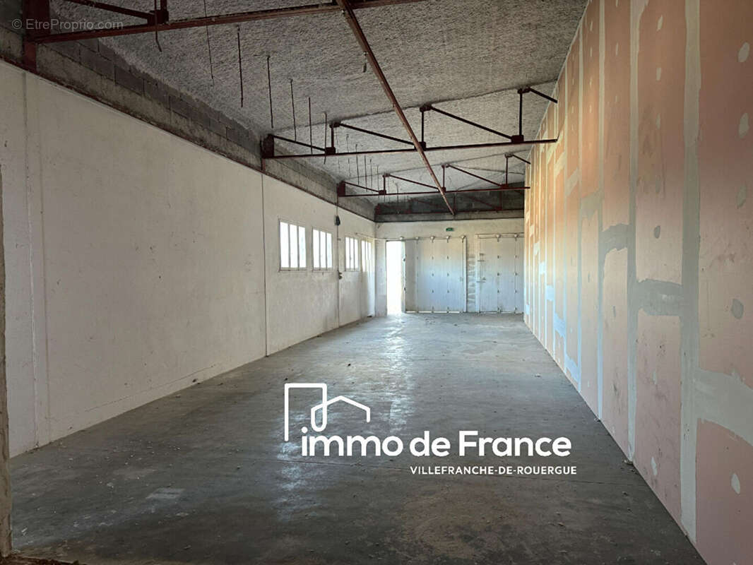 Villefranche De Rouergue, local de stockage, entrepôt de 500 m² , 400 m² en rez de chaussée + 100 m² a l'étage - photo 6