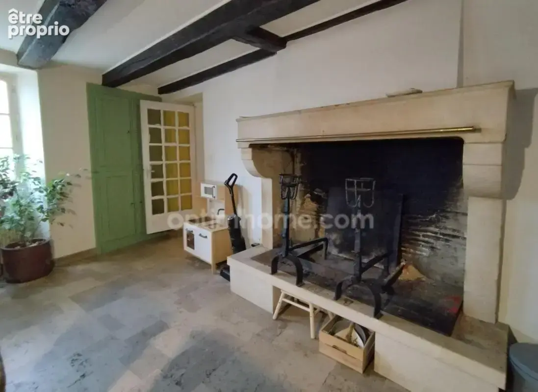Chazelles, proche La Rochefoucauld. Maison de caractère de 223 m², 5 chambres, cour et grange - photo 6