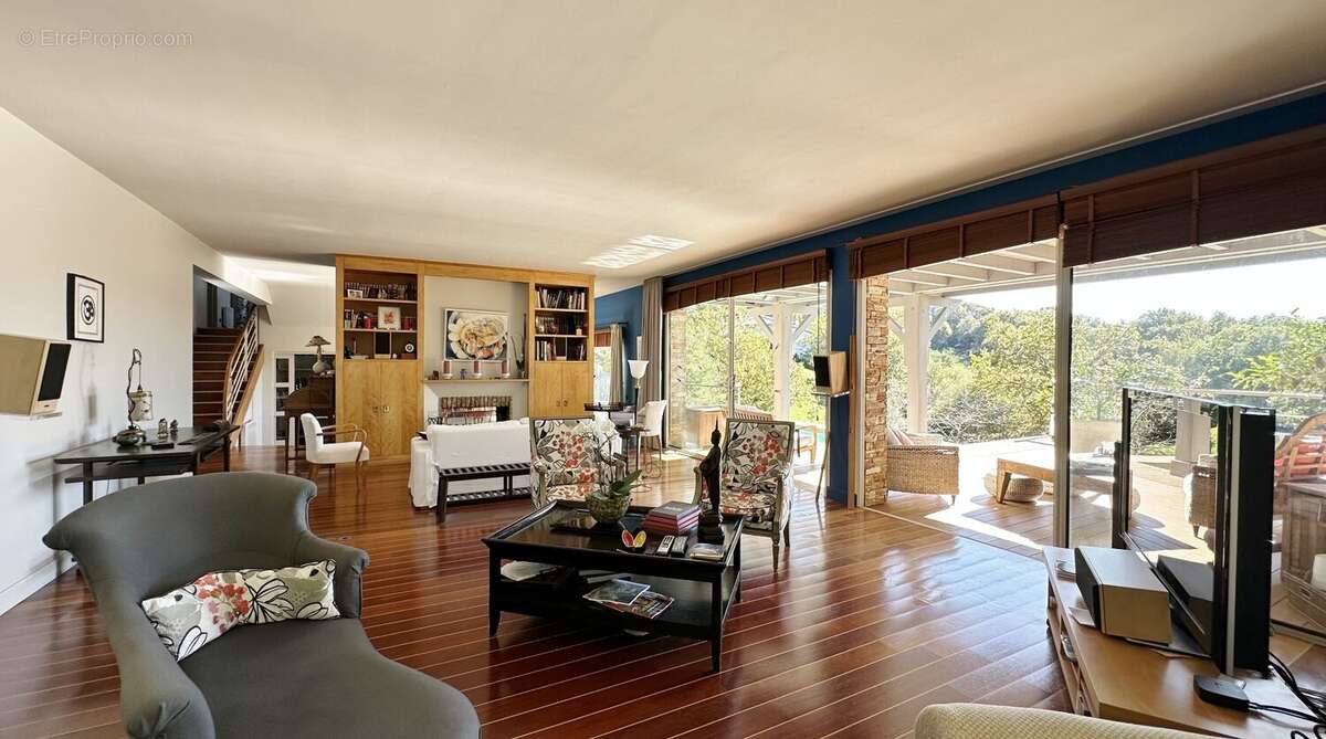 Villa d'architecte de type t6 de 240 m2 avec piscine - photo 4