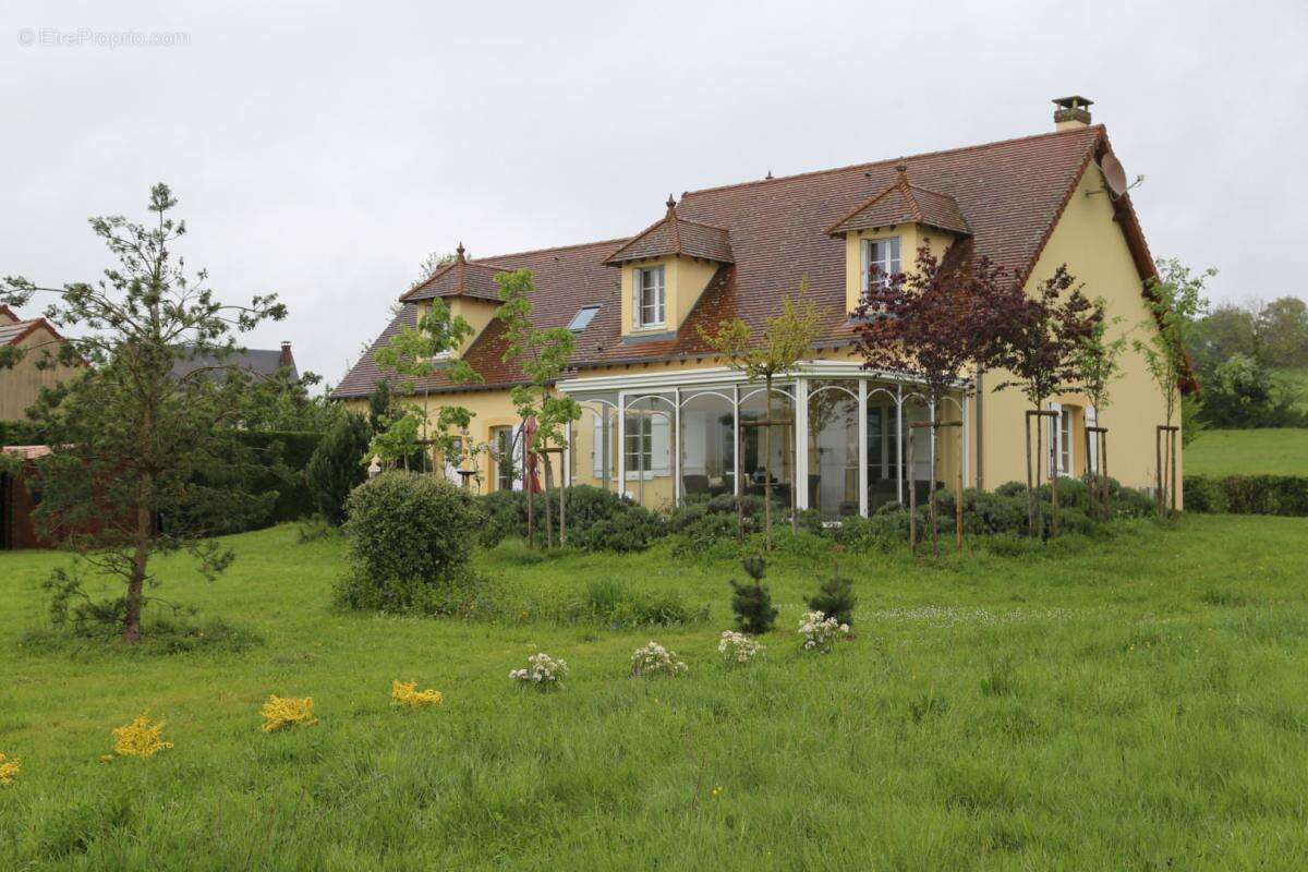 Maison à SAINT-HILAIRE-EN-MORVAN