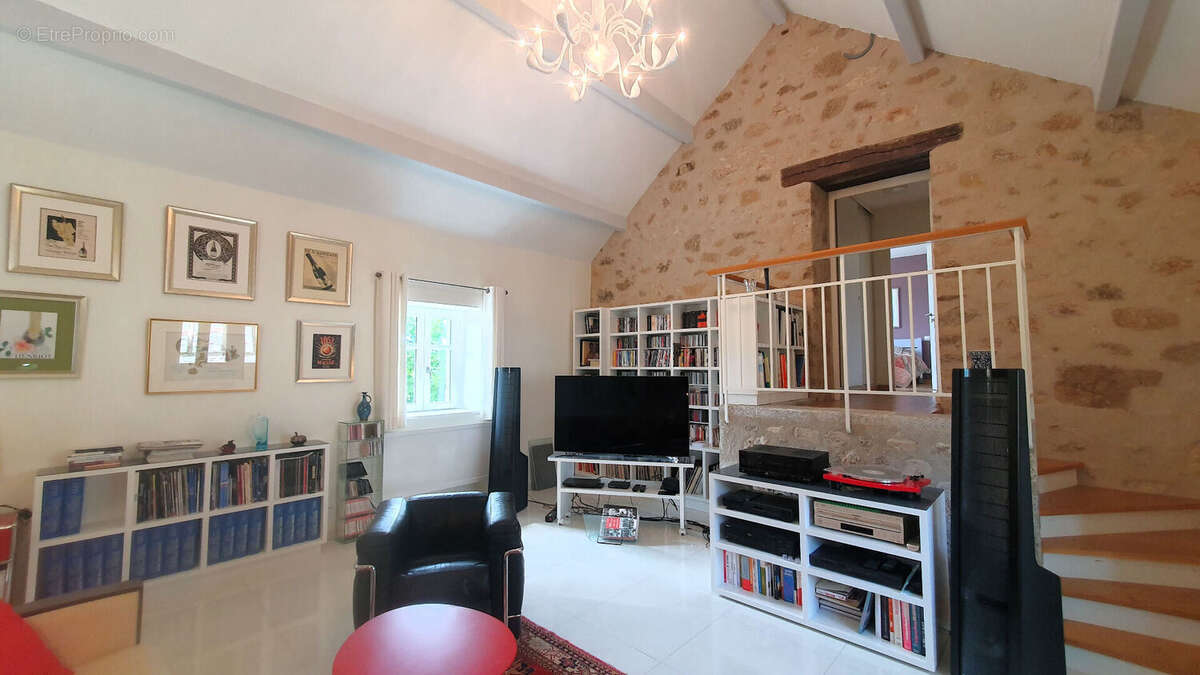 LUNAC  Propriété de caractère en pierre rénovée ?220 m² habitables  Dépendances  Spa Terrain 1 805 m² - photo 5