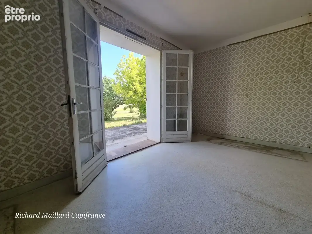 EXCLUSIVITÉ — Maison de caractère à fort potentiel à rénover — Cadre naturel exceptionnel  sur 3 300 m² de terrain - photo 3
