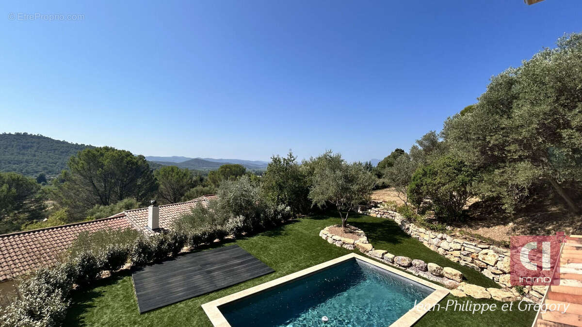 Villa de standing  Piscine, garage, terrain de 1 874 m² et vue incroyable - photo 2