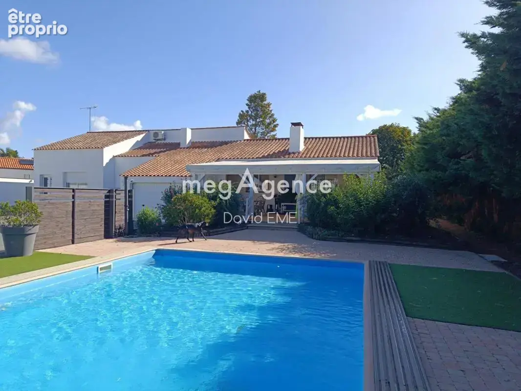 9 Pièces, 166 m2, 6 chambres, Piscine, ST CHRISTOPHE DU LIGNERON - photo 4