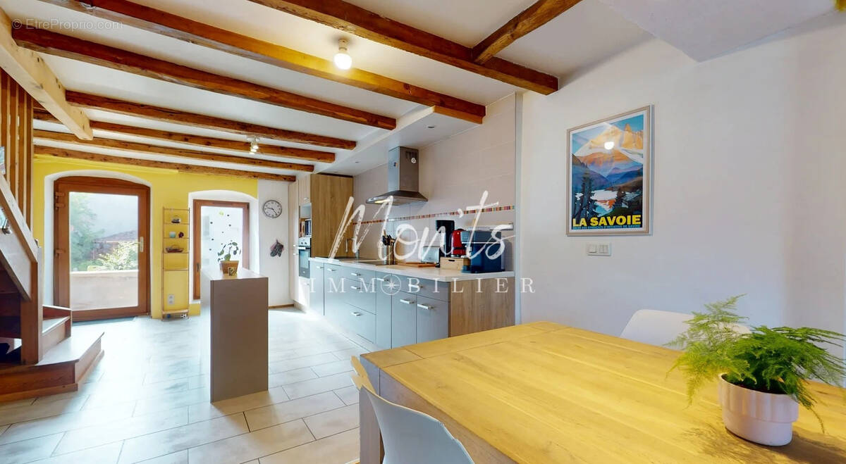 VULBENS   Maison de village de caractère   140 m2 habitables. - photo 2