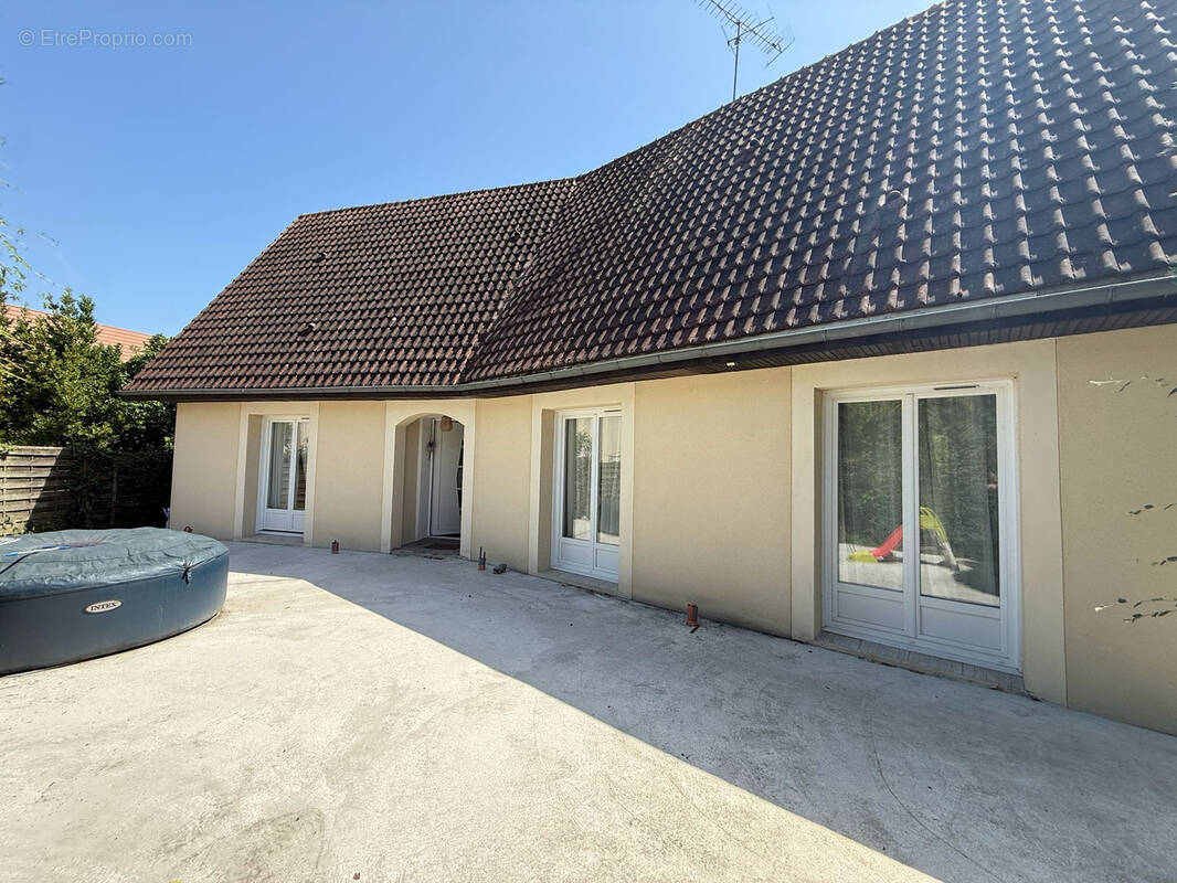 Maison à BRIERES-LES-SCELLES