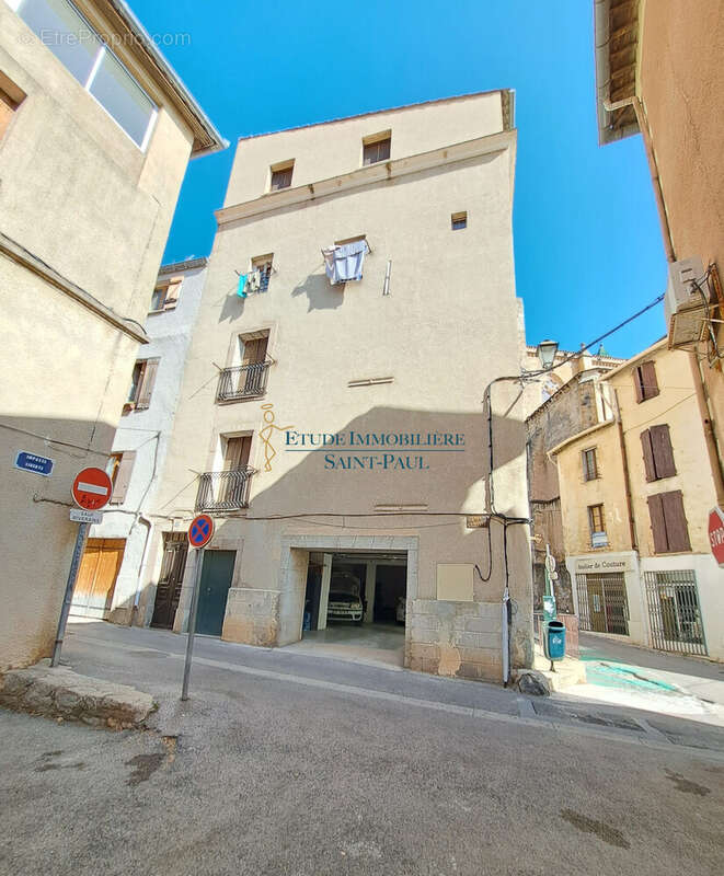 Parking à CLERMONT-L&#039;HERAULT