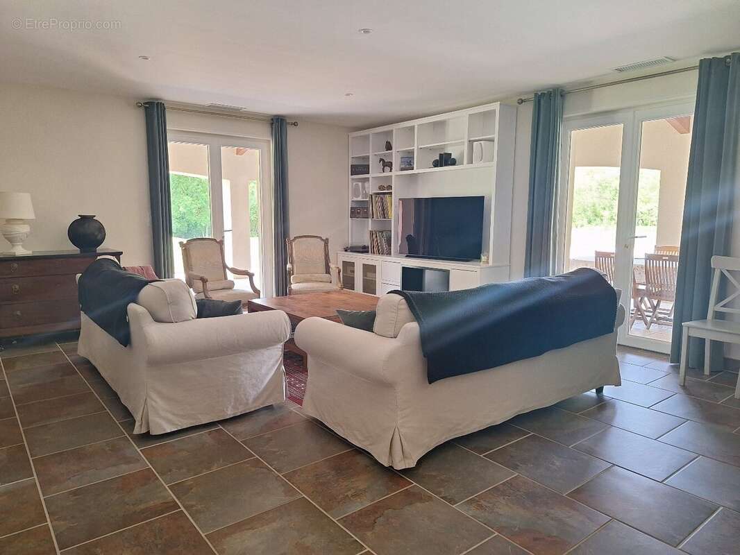 Maison 250 m² à Sainte-Severe  - photo 8