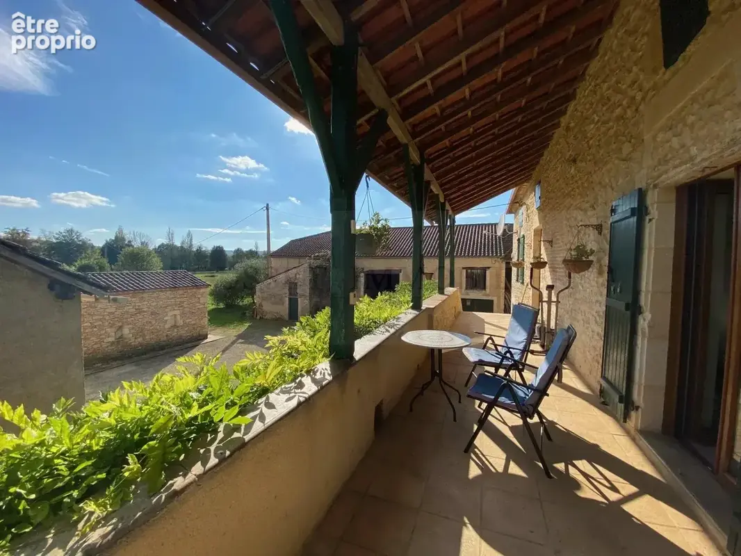 Superbe ensemble en pîerre avec piscine et dépendances au bord du Lot - photo 2