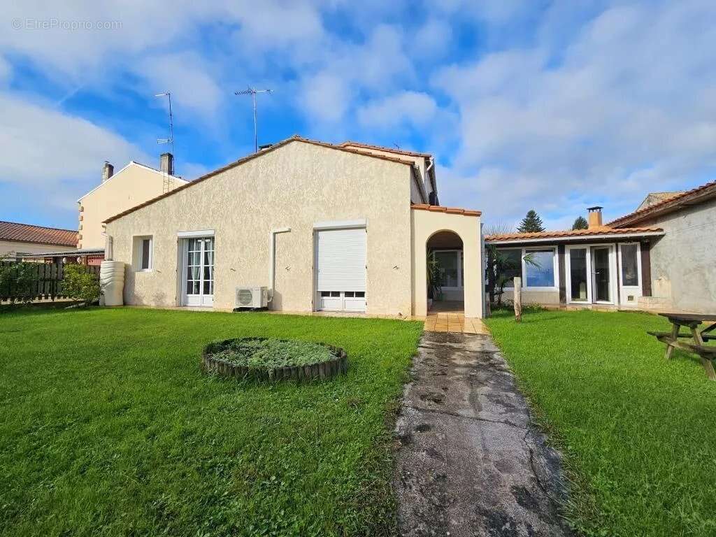 Maison à SAINT-YZAN-DE-SOUDIAC