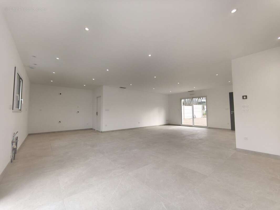 Maison à SAINT-DENIS-DE-L&#039;HOTEL