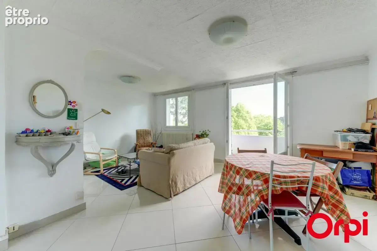Appartement type T3/T4 vendu loué de plus de 63 m2 avec balcon à Bron Marne/Pagère - photo 2