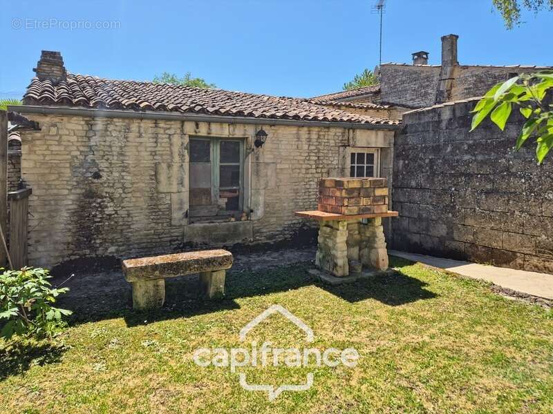 Maison à vendre 5 pièces ASNIERES LA GIRAUD (17) avec jardin, dépendances et garage - photo 10