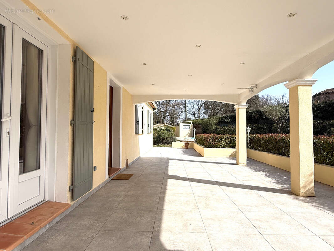 Maison à BAGNOLS-EN-FORET