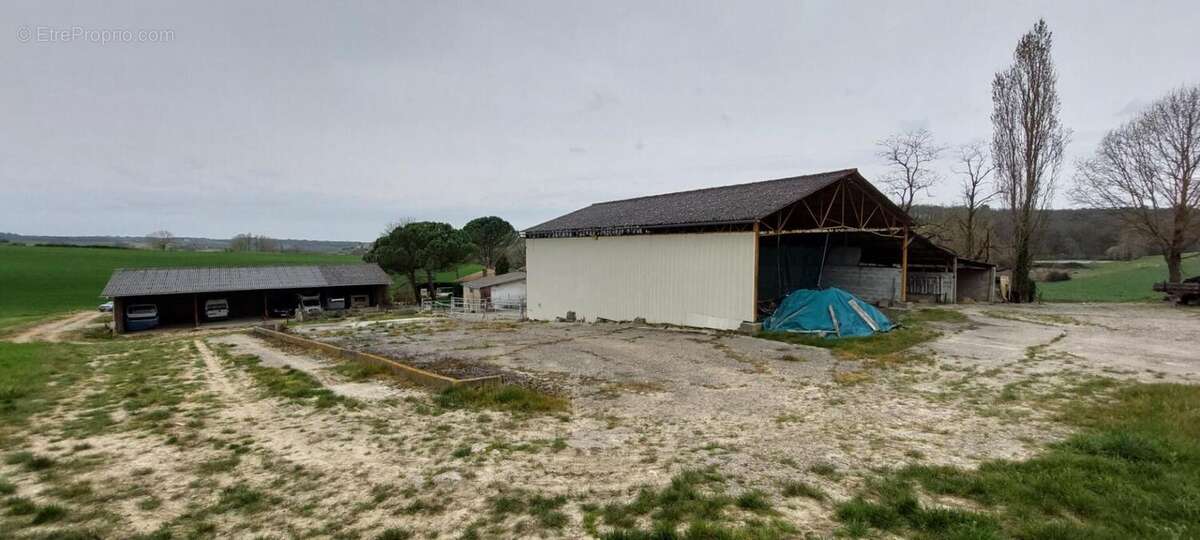 Corps de ferme en pierre 300m²  à  réhabiliter + hangars sur terrain de 6500 m² - photo 10