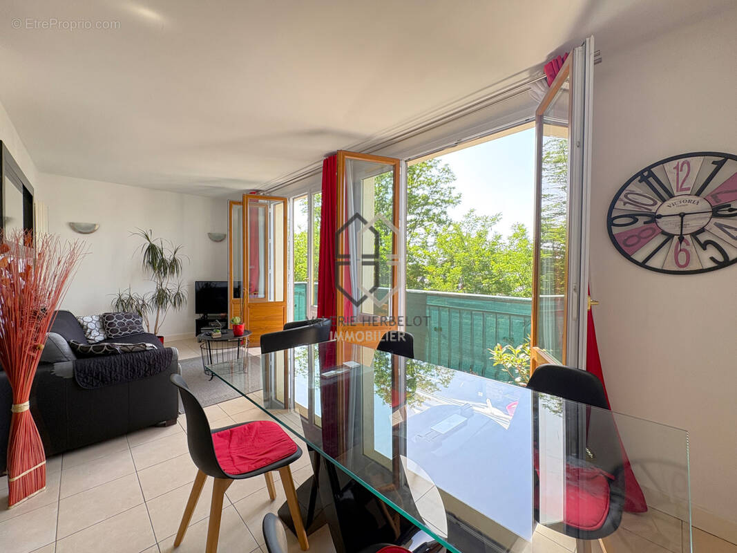 Appartement à SAINT-MAUR-DES-FOSSES