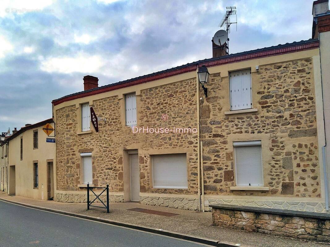 Commerce à SAINT-MARTIN-DES-TILLEULS