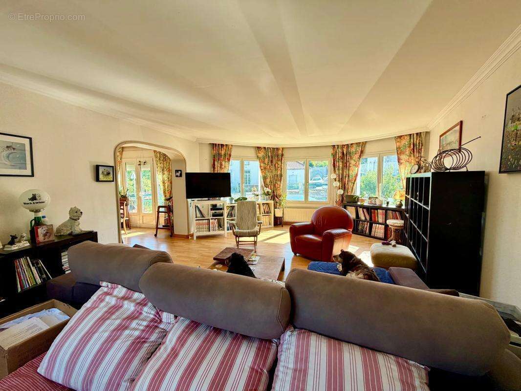 Maison de 8 pièces de 141 m² à La Chapelle-Saint-Laurent - photo 2