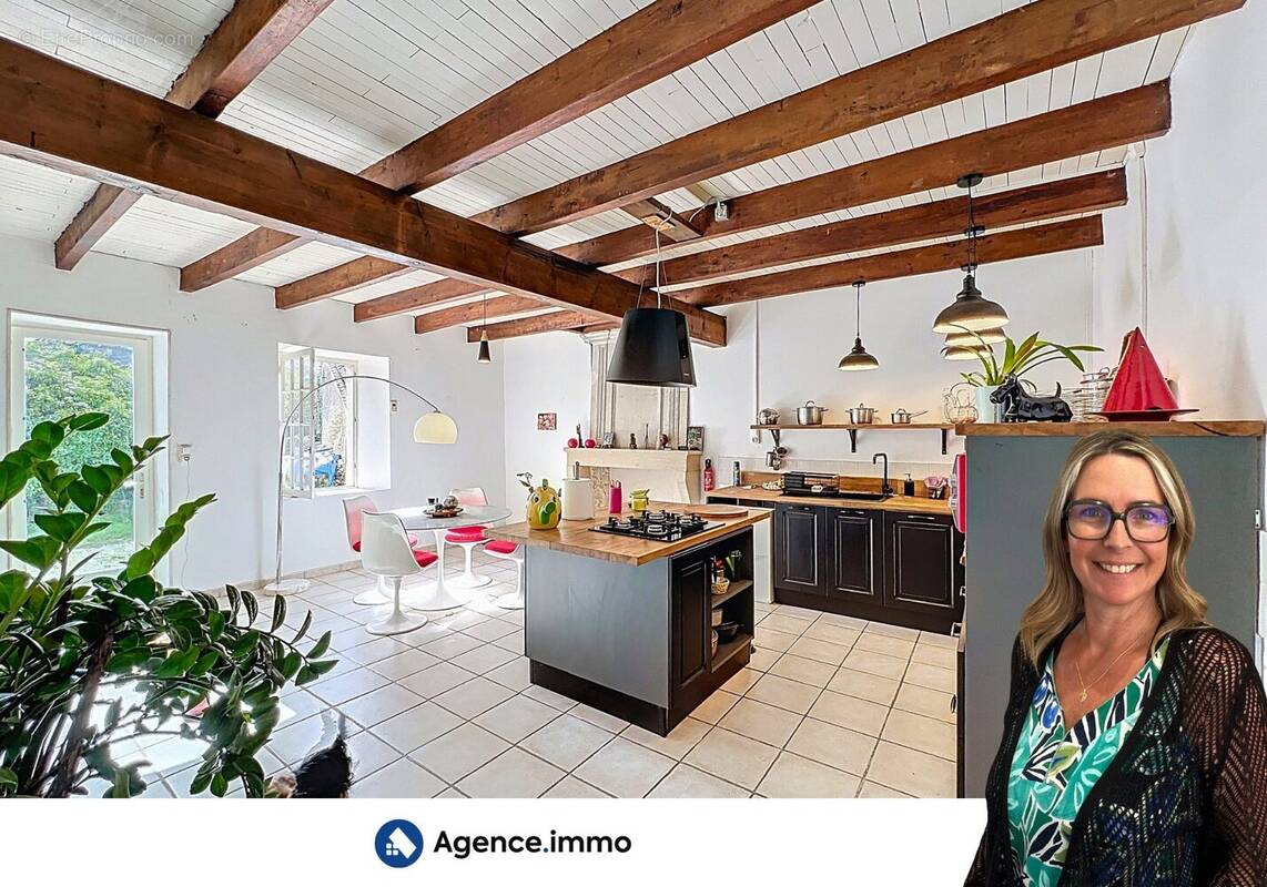 Maison 234 m² à Saint-Bonnet-Sur-Gironde  - photo 2