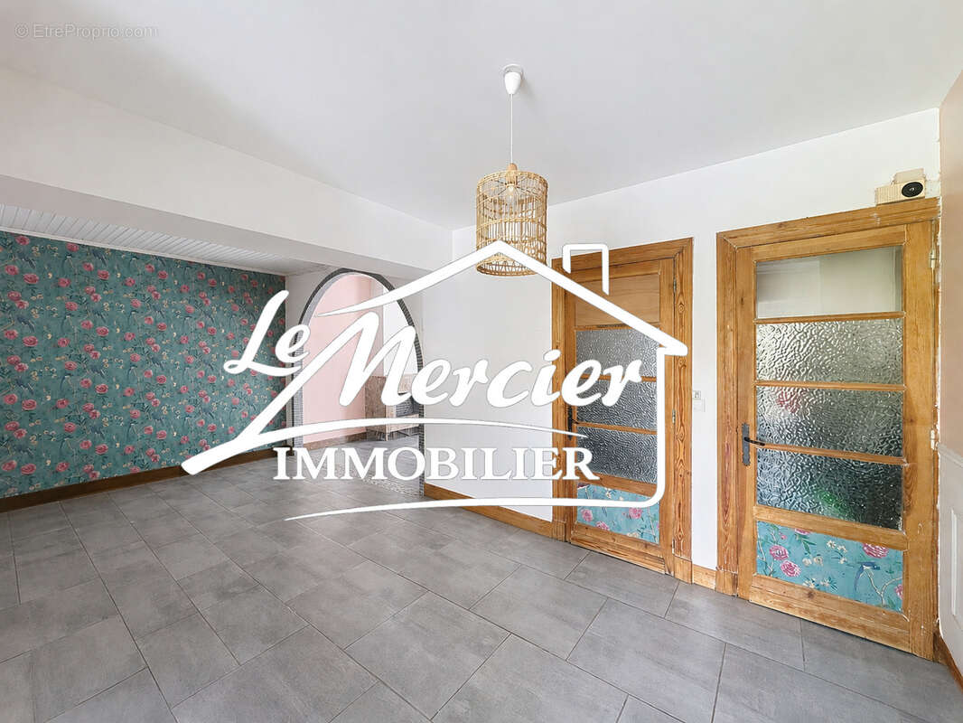 Maison à QUIEVRECHAIN