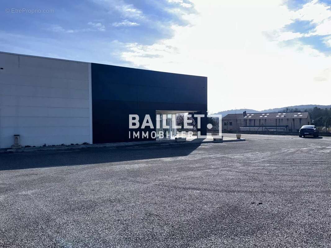 Commerce à TOURRETTES