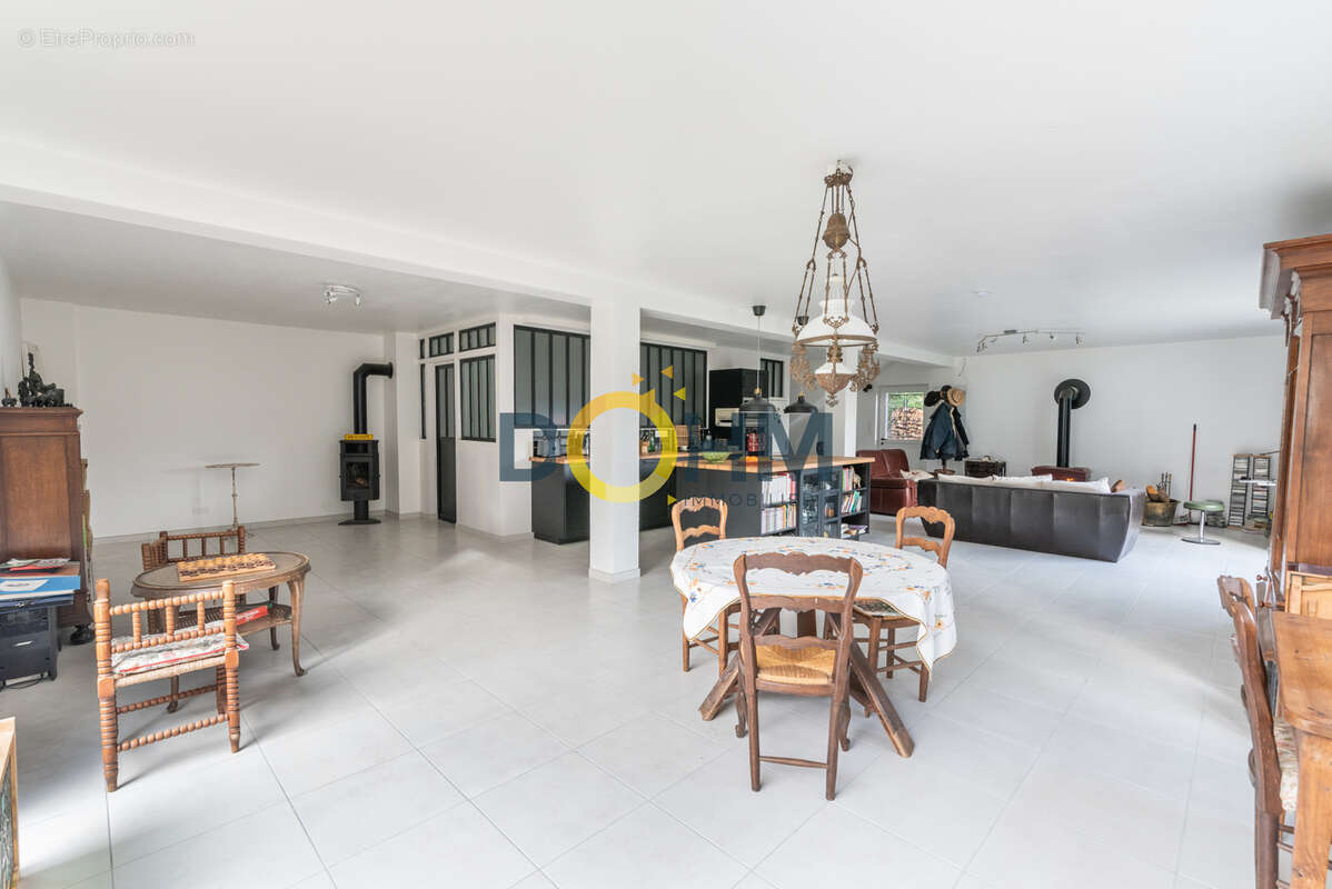 A vendre ambert maison renovee avec vue magnifique , calme, 5 chambres - photo 6