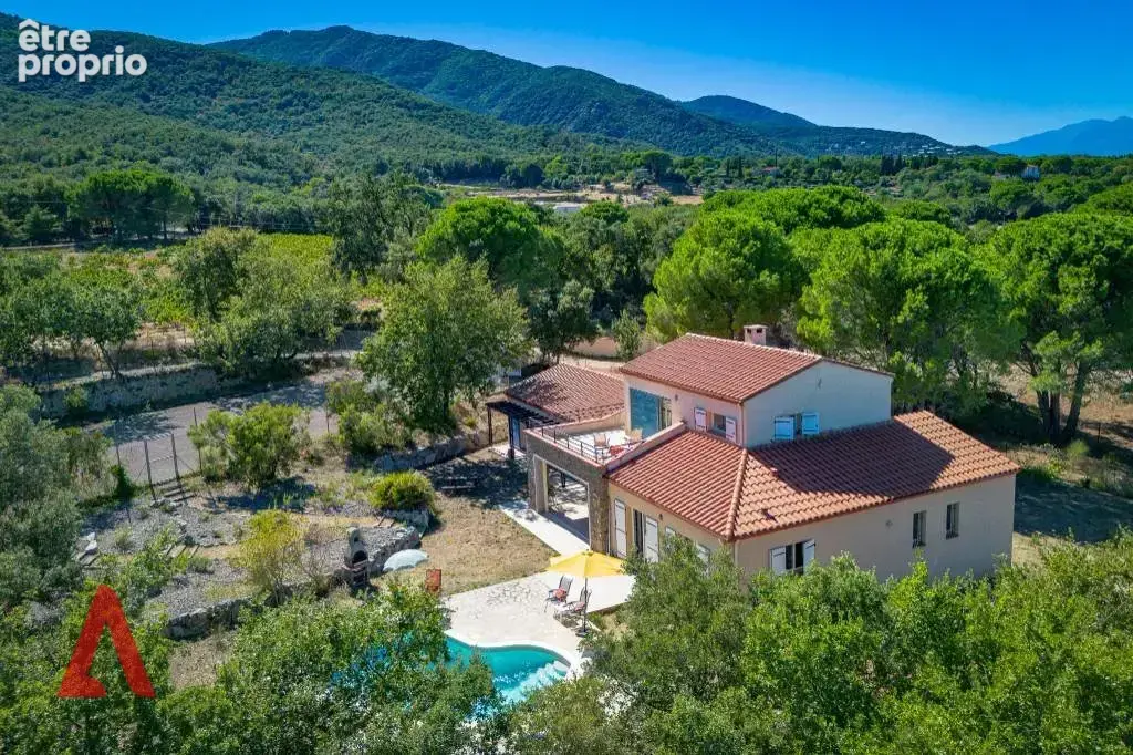 Superbe villa offrant : vue imprenable, grand terrain, piscine et un terrain de tennis! - photo 1